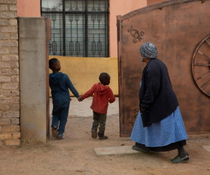 Los sudafricanos esperan ansiosamente la prueba de lo que sería un récord mundial. Los familiares y vecinos de la pareja insisten en que la noticia es cierta.