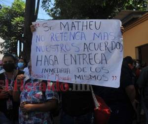 Este miércoles los trabajadores de la salud protestaron en horas de la mañana frente a la Secetaría de Salud y luego se trasladaron a Casa Presidencial para exigir que les cumplan con sus nombramientos.