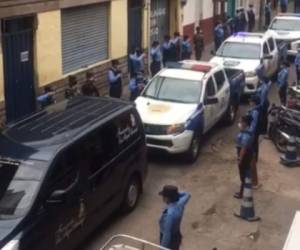 Así saludaron los policías a sus compañeros caídos en el deber. Foto: Captura de pantalla