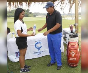 El hondureño Geoffrey Maldonado se refresca con una botella de agua patrocinada por Aguazul.