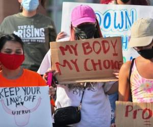 Defensoras del derecho a abortar protestaron el pasado miércoles frente al ayuntamiento de la ciudad de Edinburg, Texas. Foto: AP