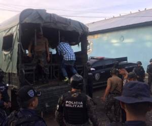 Los miembros de las Fuerzas Armadas, Policía Nacional, Policía Militar, y Fuerzas de Tarea Interinstitucional coordinadas por Fusina realizaron la movilización de los reos desde las 6:00 AM.