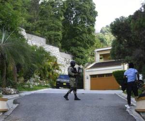 Un oficial de policía haitiano custodia la residencia del presidente Jovenel Moise en Puerto Príncipe, Haití, una semana después del magnicidio. Fotos: AP.