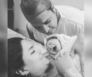 La conmovera imagen de Mateo Alexander en manos de sus padres, los periodistas Ariela Cáceres y Dennis Andino.