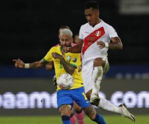 Neymar, de la selección de Brasil, y Renato Tapia, de Perú, disputan un balón durante un partido de la Copa América, el jueves 17 de junio de 2021, en Río de Janeiro (AP Foto/Silvia Izquierdo)