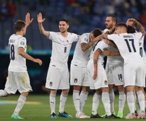 Los jugadores de Italia celebran después de que el defensor de Turquía Merih Demiral anotara un gol en propia meta durante el partido de fútbol del Grupo A de la UEFA EURO 2020. Foto:AP
