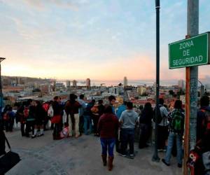 La gente fue llevada a un área de seguridad durante una alerta de tsunami en Valparaiso. Foto AFP
