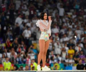 La cantante y compositora británica Dua Lipa canta antes del comienzo de la final de la Liga de Campeones de la UEFA entre el Liverpool y el Real Madrid en el Estadio Olímpico de Kiev. Foto AFP