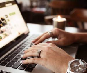 La producción en ciertos negocios no puede detenerse y, como consecuencia, muchos hondureños realizan teletrabajo durante la cuarentena. Foto: Biblioteca de Pxfuel.