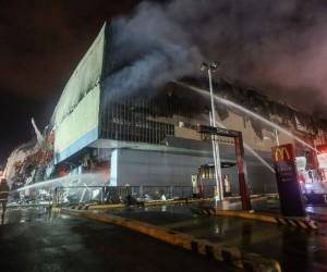 El edificio del NCCC Mall en Davao fue abrasado por las llamas. Foto AFP