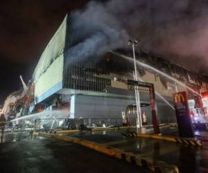 El edificio del NCCC Mall en Davao fue abrasado por las llamas. Foto AFP