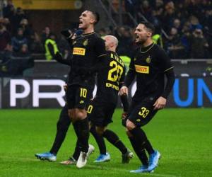 Lautaro Martínez celebrando con sus compañeros la anotación del Inter de Milán. (AFP)