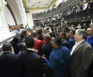 Las conversaciones se anuncian en plena crispación por la suspensión del referendo revocatorio con el cual la oposición buscaba sacar a Maduro del poder. Foto: AFP
