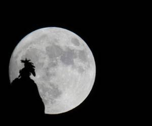 Esta luna llena es también la tercera de una serie de 'superlunas', que se producen cuando la luna está cerca de la Tierra en su órbita. Foto: AFP