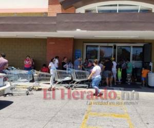 Los sureños abarrotaron los supermercados para abastecerse de alimentos. Foto Gissela Rodríguez| EL HERALDO