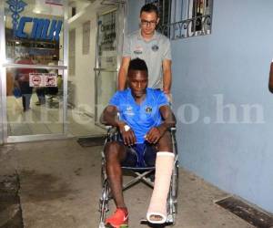 Rubilio Castillo fue trasladado hasta el Centro Médico Hondureño para ser atendido tras su lesión en el duelo ante Real Sociedad (Foto: Ronal Aceituno / Grupo Opsa)