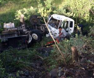 El cuerpo sin vida del conductor quedó atrapado entre el amasijo de hierro de su vehículo.