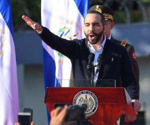 El presidente salvadoreño Nayib Bukele hace un gesto mientras habla con sus partidarios durante una protesta frente a la Asamblea Legislativa. Foto AFP