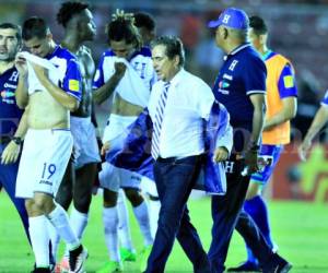 El entrenador de la Selección de Honduras, Jorge Luis Pinto, manifestó que pese al empate ante Panamá, las posibilidades de Mundial siguen vivas. Foto: Agencia AFP.