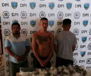 Eduin Geovanni Benítez Ayala (32), Víctor Javier Arévalo Hernández y un menor de edad fueron los detenidos. También se les decomisó supuesta marihuana.