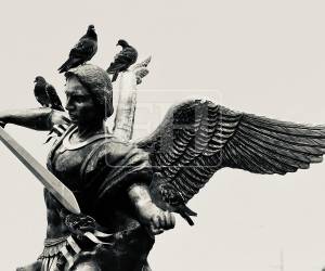 La iglesia Santa María de los Dolores, el primer templo católico del antiguo Real de Minas de Tegucigalpa, revela su belleza histórica rodeada por el vuelo de palomas bajo una composición en blanco y negro.