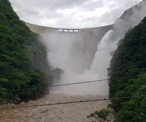 Video: Ejecutan primeras descargas controladas en la represa “El Cajón” previo impacto de Julia