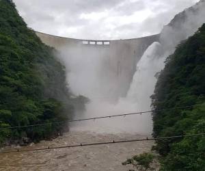 Video: Ejecutan primeras descargas controladas en la represa “El Cajón” previo impacto de Julia