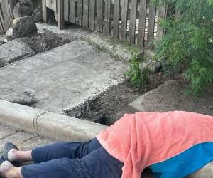 El cuerpo sin vida de Jhony Antonio Servellón Fúnez, quedó sobre el bordillo de una calle, en la colonia Villa Nueva.