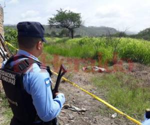 La Policía Nacional llegó a la escena para realizar el levantamiento del cuerpo. Foto: Estalin Irías/EL HERALDO