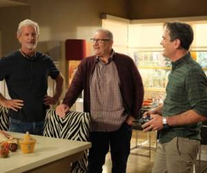 En esta imagen difundida por ABC, de izquierda a derecha, el productor ejecutivo Christopher Lloyd y los actores Ed O'Neill y Ty Burrell en el set de 'Modern Family'. La serie de comedia de ABC llega a su final el miércoles luego de 11 temporadas. (Tony Rivetti/ABC via AP)