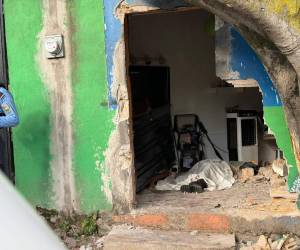 El carro embistió violentamente a don Wilfredo Andino y luego se introdujo en la casa, provocándole la muerte al instante.