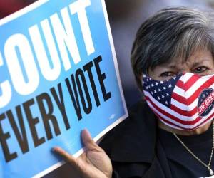Una trabajadora electoral se une a una manifestaciÃ³n frente a un tribunal de Houston, el lunes 2 de noviembre de 2020, previo a una audiencia que involucra votos emitidos desde vehÃ­culos en el condado de Harris. El letrero dice: 'Cuenten cada voto'. (AP Foto/David J. Phillip)