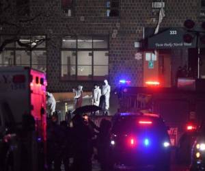 Al menos 200 bomberos participaron en la extinción del fuego que se declaró hacia media mañana en los pisos segundo y tercero de un edificio de 19 pisos, en el corazón del Bronx, según el departamento de bomberos de Nueva York (FDNY). Foto: AFP.