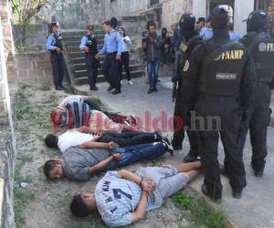 Cinco pandilleros de la 18 fueron capturados este viernes cuando mantenían raptadas a 10 personas de una misma familia en Ciudad España, Amarateca, Francisco Morazán. Fotos: Alex Pérez / EL HERALDO.