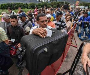 Esta semana el gobierno colombiano de desplegar 3,000 hombres en la frontera para atender el éxodo masivo de venezolanos hacia el país vecino. Foto: Agencia AFP