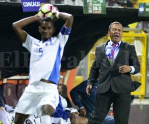 Carlos Ramón Tábora, entrenador del equipo hondureño durante el partido ante la Selección de Panamá. Foto: Agencia AFP / El Heraldo.