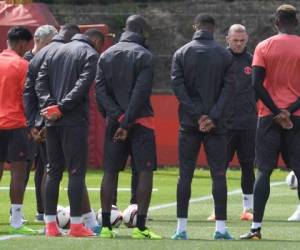 Los jugadores del Mánchester United realizaron un minuto de silencio previo al inicio del entrenamiento (Foto: Agencia AFP)