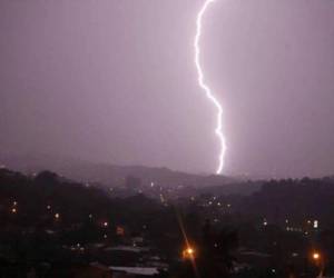 Las autoridades reiteraron la importancia de mantenerse informados a través de los canales oficiales para seguir la evolución del clima durante este viernes.