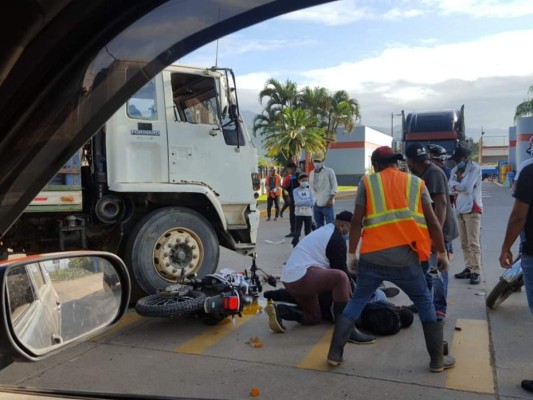 Los motociclistas impactaron contra un camión en las cercanías de una gasolinera del lugar.