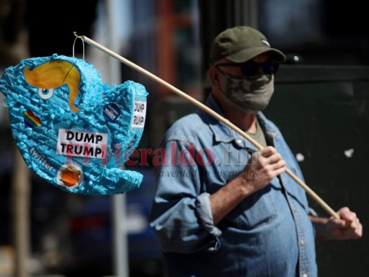 El activista Mike Merrigan sostiene una piñata con forma de logotipo de Twitter con cabello para parecerse al presidente de los Estados Unidos, Donald Trump, durante una protesta frente a la sede de Twitter. Foto: Agencia AFP.