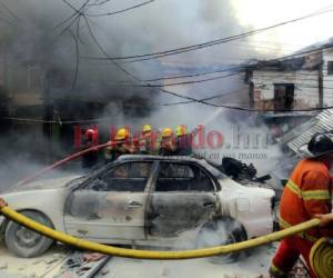 El pavoroso incendio acabó con una bodega de cohetes y varios puestos ubicados en la sexta avenida de Comayagüela. Foto: David Romero/EL HERALDO.