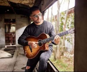 Mientras está esperando ser intervenido, Alex Campos escribe canciones. Foto: Instagram