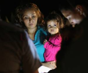 Yanela Denise camisa con su madre Sandra Sánchez, ambas hondureñas, en la frontera con Estados Unidos.