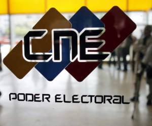 El martes se inscribieron seis aspirantes, entre ellos el presidente Nicolás Maduro y el opositor Henri Falcón, quien luego del trámite se reunió con las autoridades del CNE para pedirles retrasar la fecha de las votaciones y tener tiempo suficiente para derrotar al mandatario, a quien llamó 'candidato del hambre'. Foto: AP