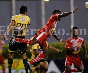 Real España se enfrenta ante el CD Vida en el estadio Morazán de San Pedro Sula (Foto: Deportes EL HERALDO)