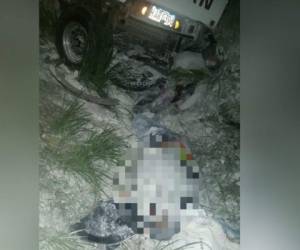 El cuerpo de una de las víctimas quedó debajo de una motocicleta y de un vehículo tipo paila. Foto: Cortesía.