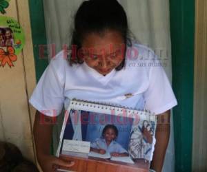 Angélica Brooks muestra con orgullo la foto de su hija Samantha cuando cursaba la educación primaria. Fotos: Alex Pérez/El Heraldo.