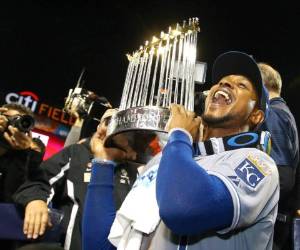 Jarrod Dyson celebra con la afición de los Royals en New York.