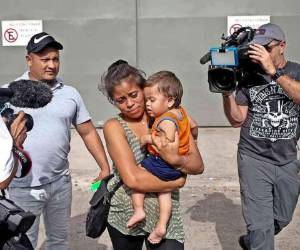 Johan pasó un tercio de su vida en un refugio gubernamental de Arizona tras ser separado de su padre en la frontera en mayo, ahora no sabe si abrazar fuertemente a su madre, pegarle o aislarse. (Foto: El Diario)