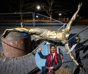 El monumento de 500 kilogramos, que está ubicado en las afueras del estadio de Malmö, fue cercenado a la altura de los pies y derribado sobre una cerca de alambre en la madrugada del domingo. Una camiseta de Suecia fue colocada sobre la cabeza de la estatua. (Fotos: AP)
